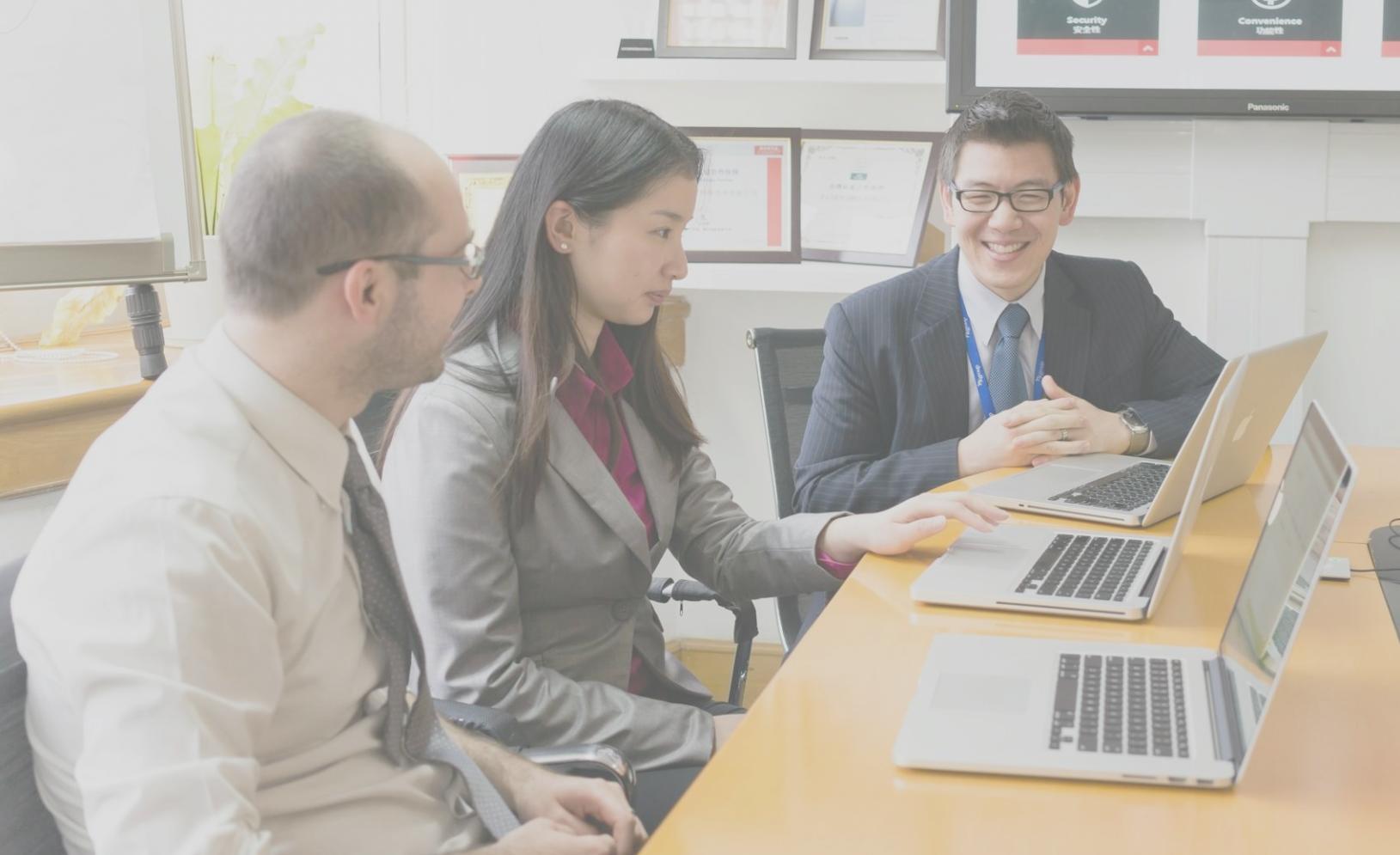 Estudiantes trabajando en ejercicios de categorización presupuestaria